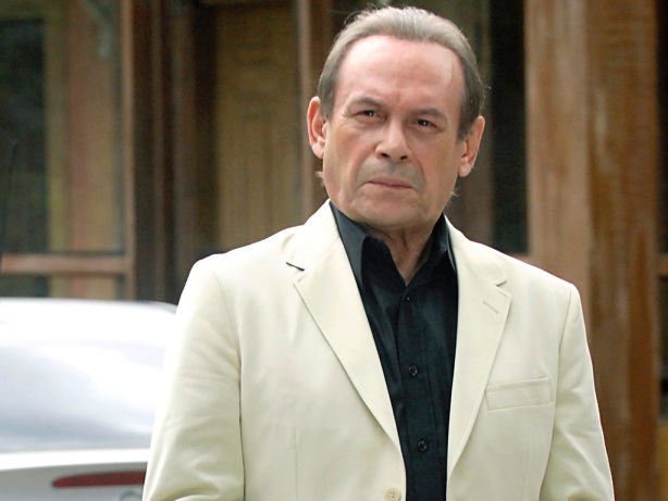 o-ator-jose-wilker-interpreta-umberto-brandao-irmao-de-raul-antonio-fagundes-em-insensato-coracao-1302910579417_1024x768