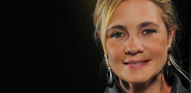 a-atriz-adriana-esteves-e-a-vila-carminha-na-novela-avenida-brasil-1333754162614_615x300