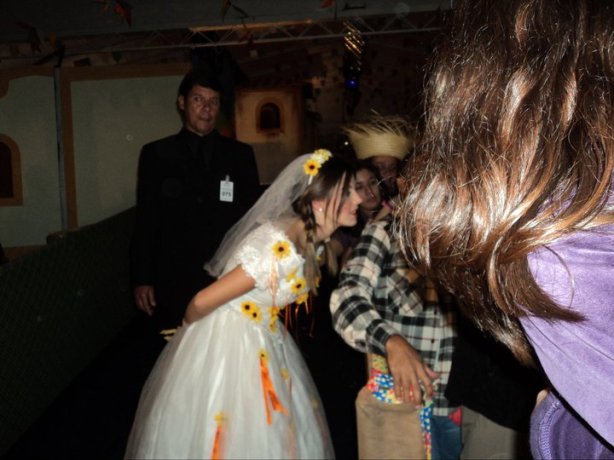 259918_112736082149636_3986748_n