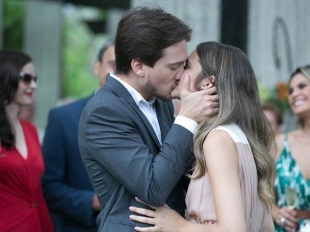 em-alem-do-horizonte-lili-faz-escandalo-durante-festa-de-noivado-1383591122480_620x465